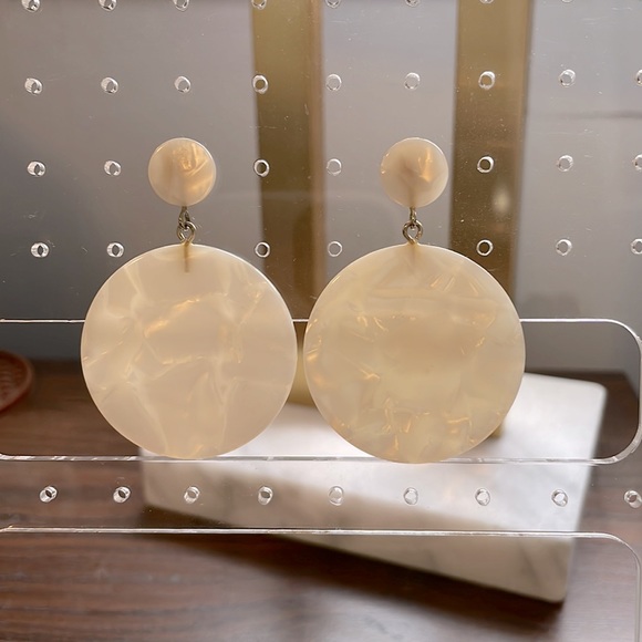 Jewelry - Marble patterned pearl white earrings
